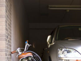 バイクや車の収納もばっちりのガレージづくり